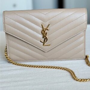 Cassandre Envelope Chain Wallet in Grain de Poudre Leather – Dark Beige